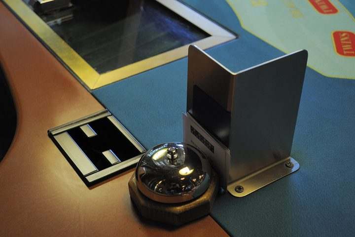 Sabot delle carte sul tavolo da gioco