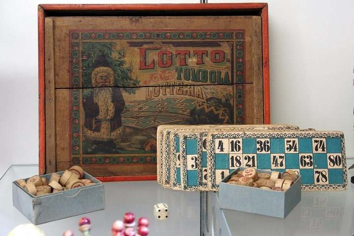 Antica tombola con cartelle e numeri di legno