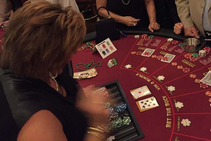 Carte e fiches sul tavolo da blackjack