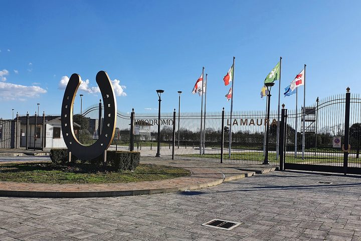 La pista dell’ippodromo La Maura a Milano