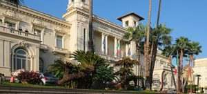 Facciata del Casinò di Sanremo tra le palme