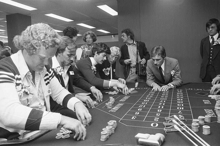 Croupier e giocatori al tavolo della roulette