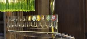 Fiches colorate in un espositore del casinò