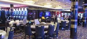Sala da gioco moderna con tavoli e slot