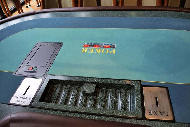 Tavolo da poker con panno verde e portafiches
