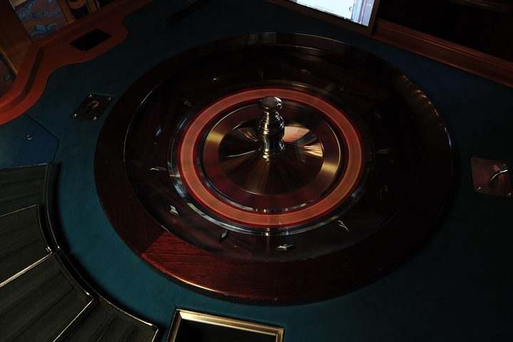 Ruota della roulette vista dall'alto sul tavolo