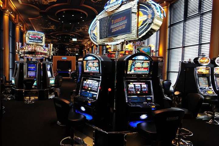 Fila di slot machine in una sala da gioco